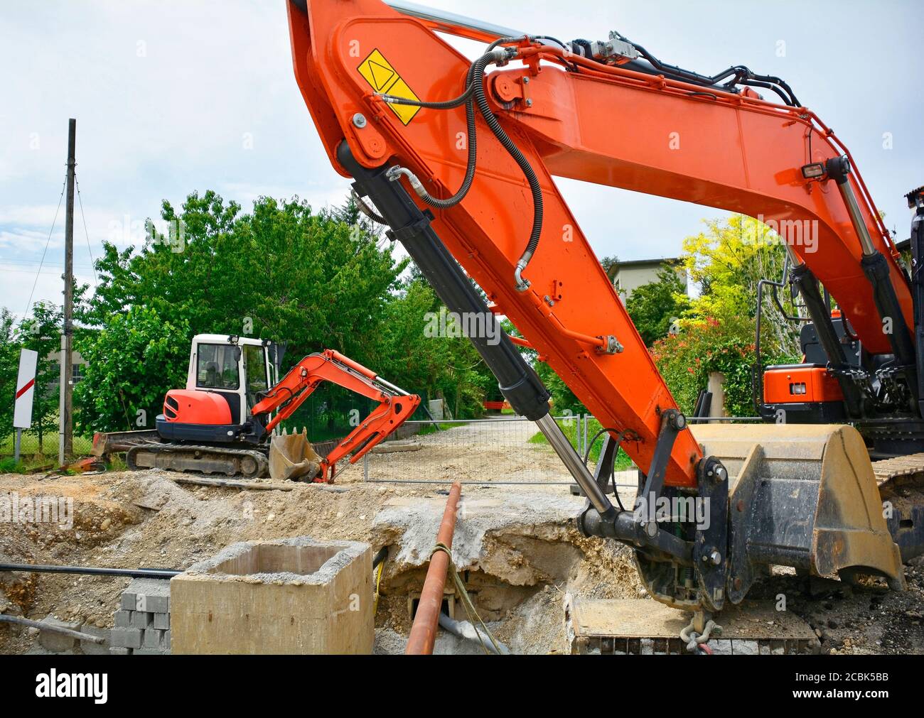 Crawler excavators with rotating house platforms and continuous