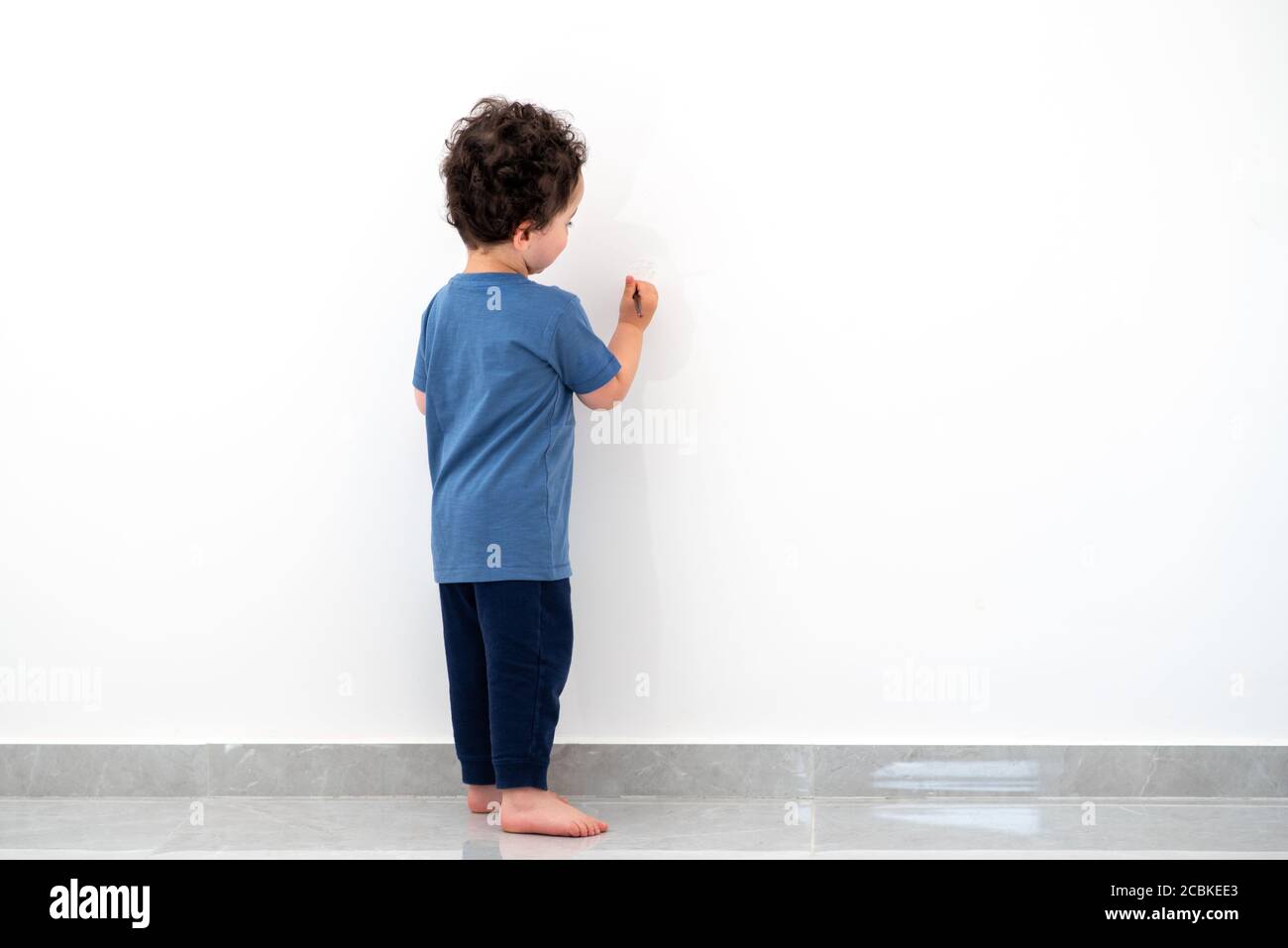 Kid drawing on the wall hires stock photography and images Alamy