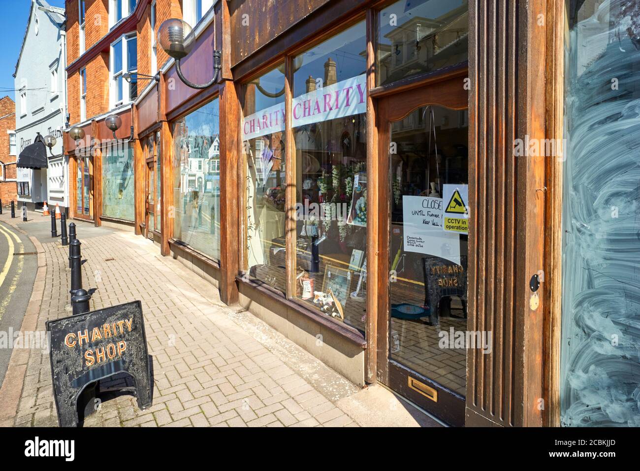 A charity shop in the centre of Rugby closed until further notice due to Coronavirus Stock Photo