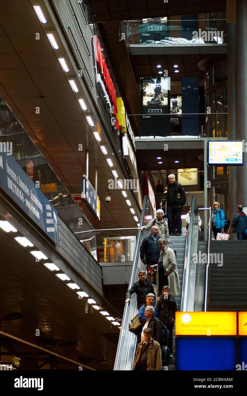 Rolltreppe mit Reisenden im Hauptbahnhof Berlin Stock Photo