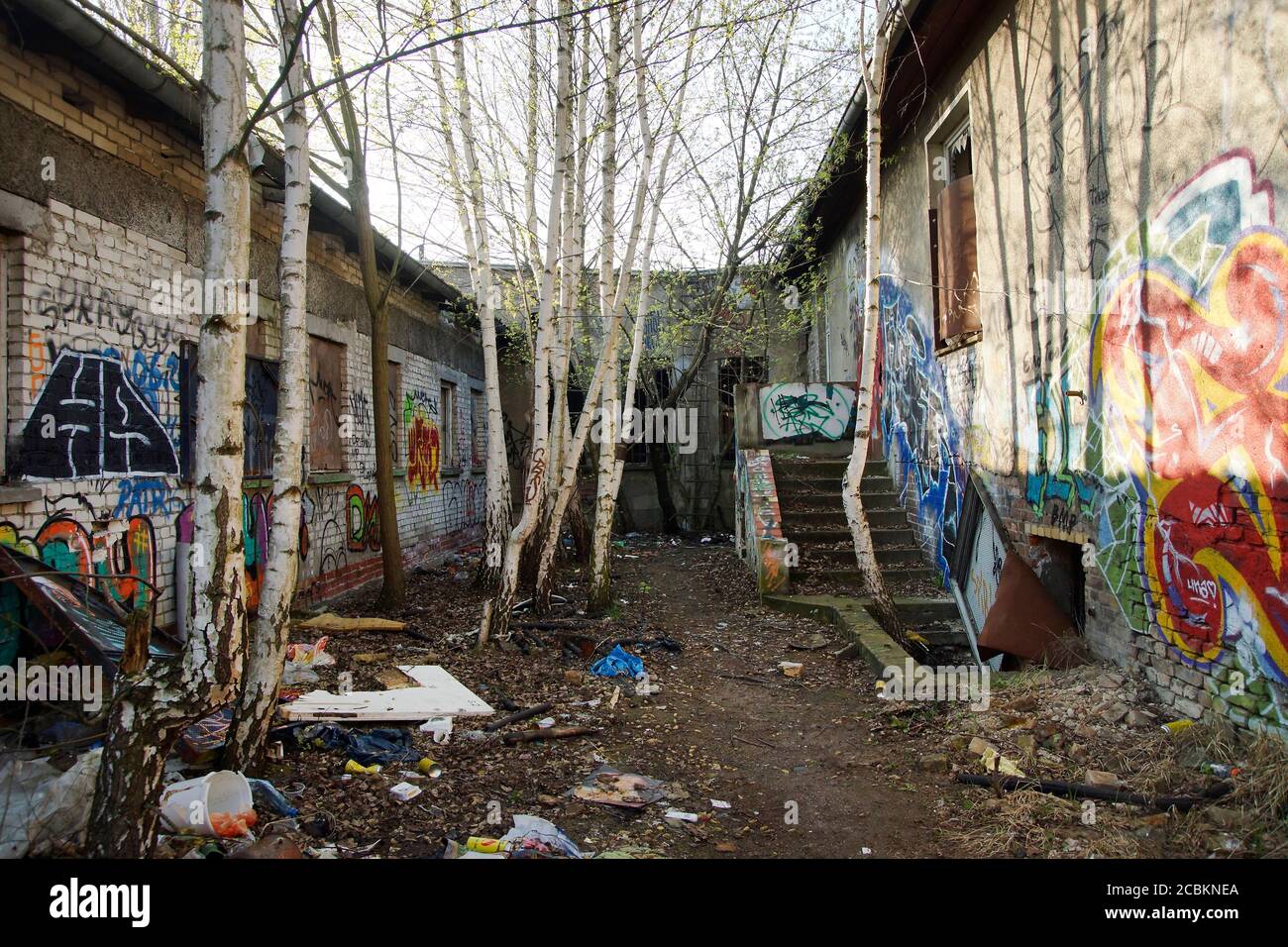 verlassene Gebäude mit Müll und Graffiti  auf einem Bahngelände der Bahn in Berlin Pankow / Urbex Stock Photo