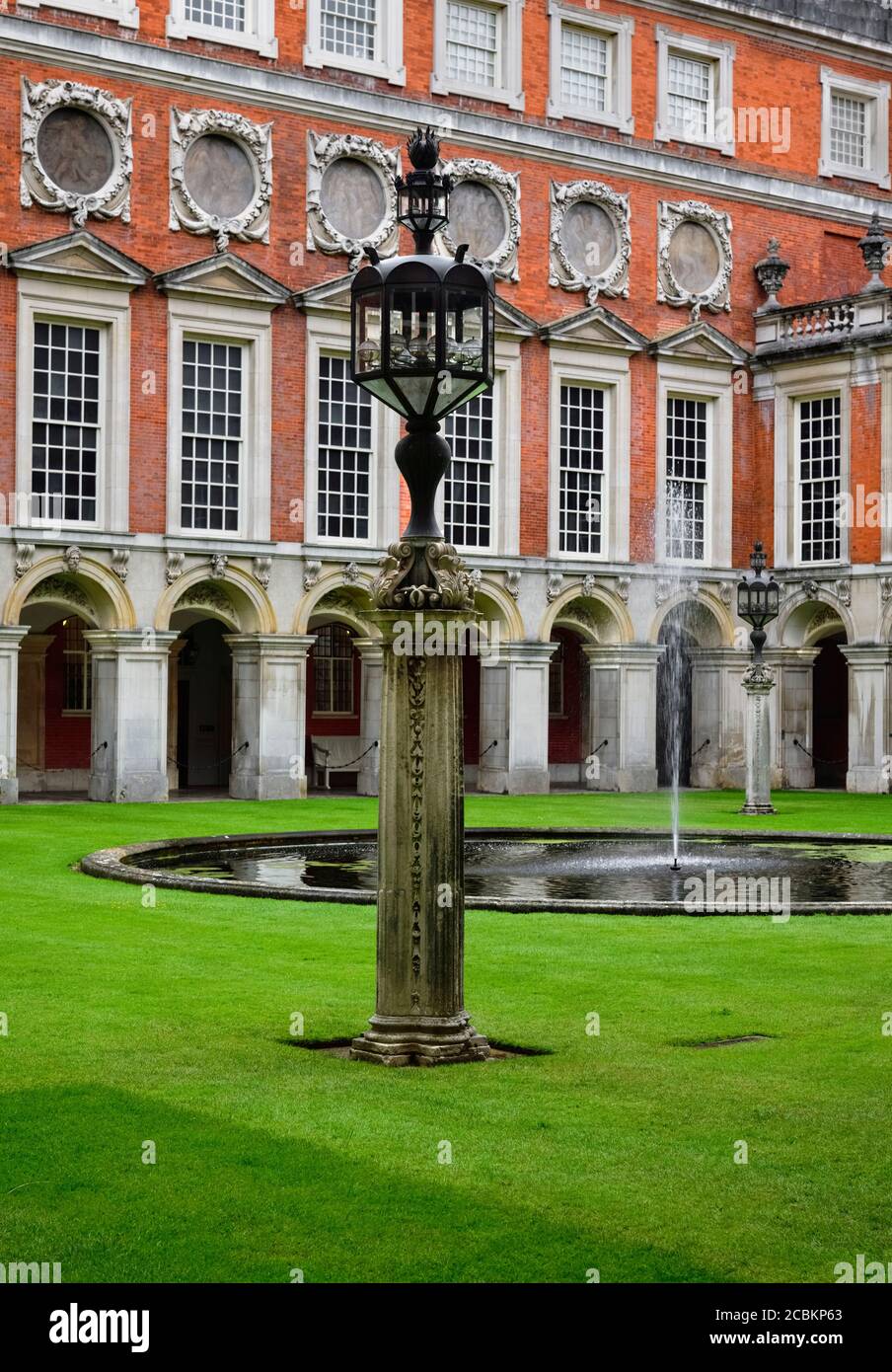 Hampton court palace fountain court hi-res stock photography and images ...