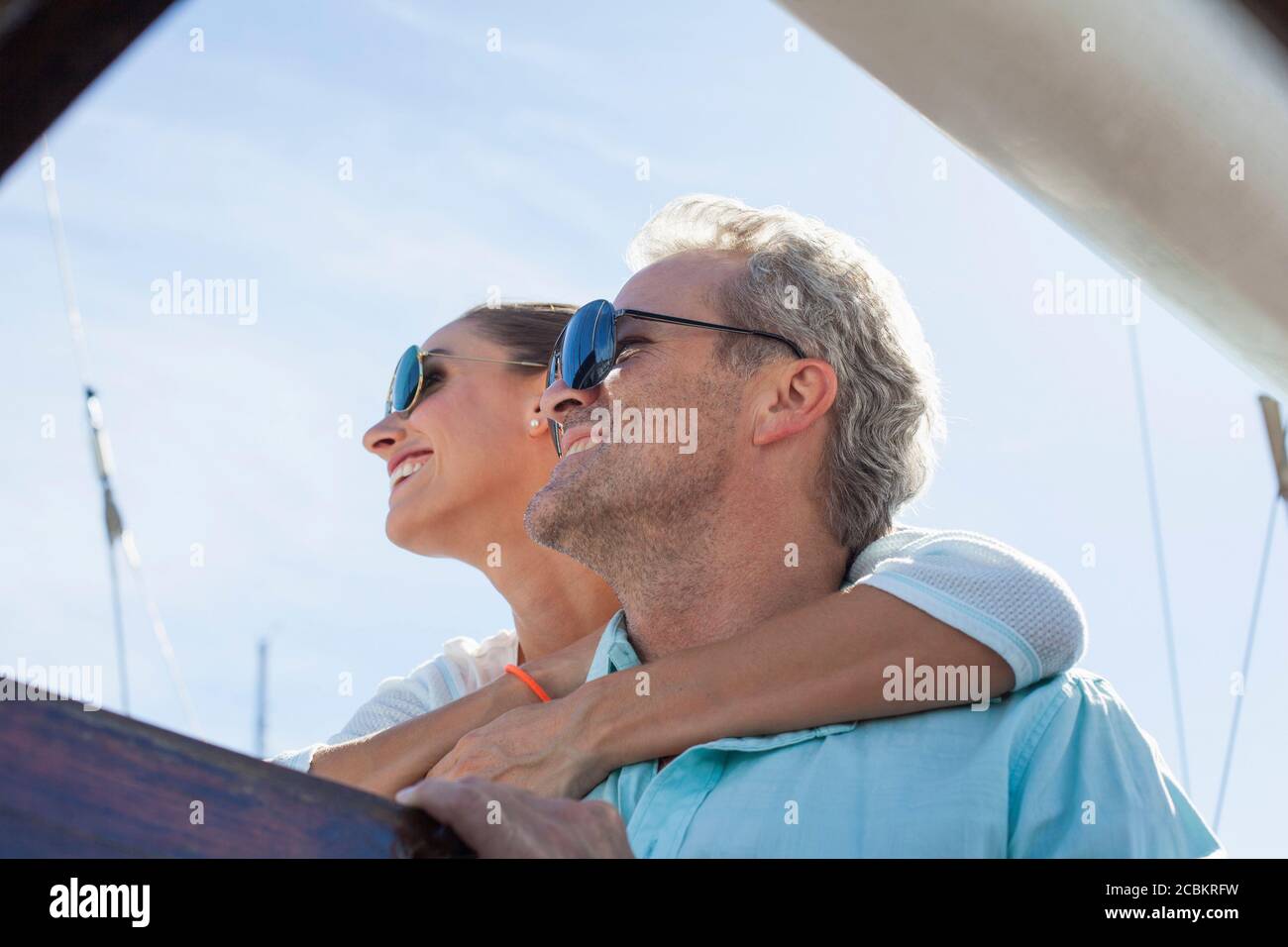People wearing sunglasses hi-res stock photography and images - Alamy