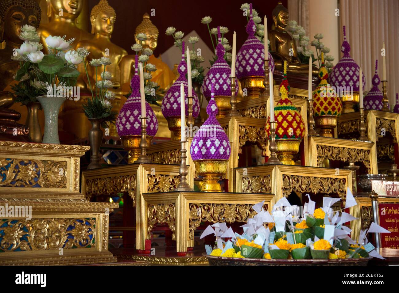 Buddha figurines and ornaments, Wat Phra Singh, Chiang Mai, Thailand Stock Photo