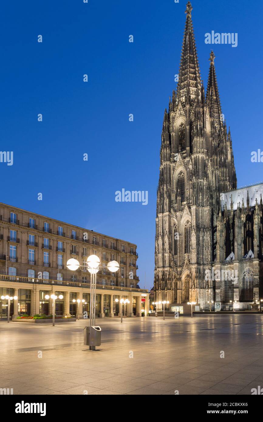 Town square and Cologne Cathedral (Koelner Dom) at night, Cologne, Germany Stock Photo