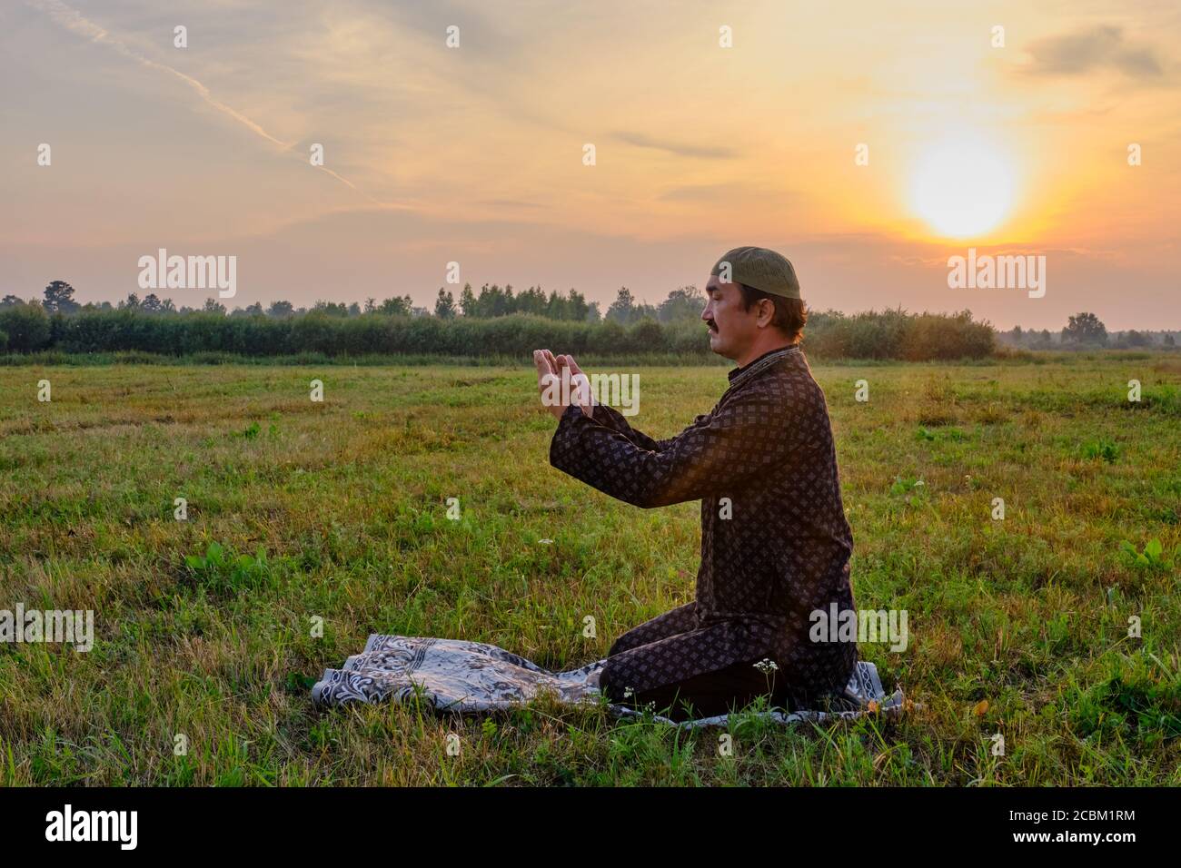 Senior man praying to allah hi-res stock photography and images - Alamy
