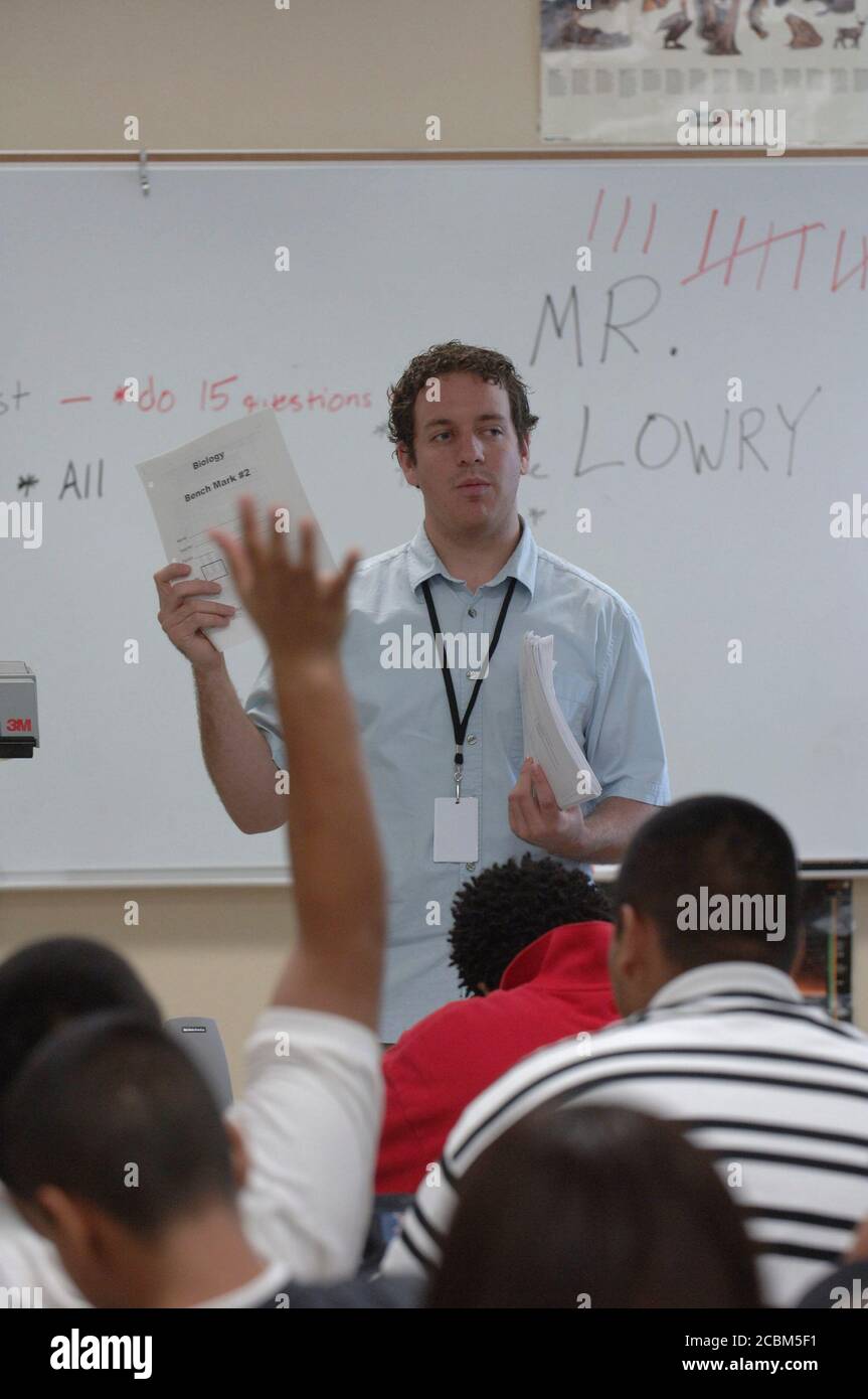 High school math raised hand hi-res stock photography and images - Alamy