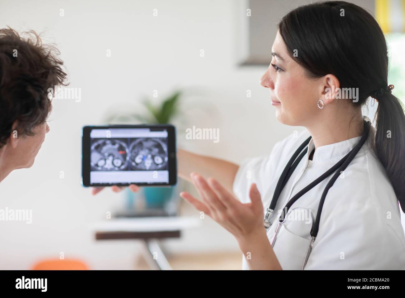 Black female doctor x ray hi-res stock photography and images - Alamy