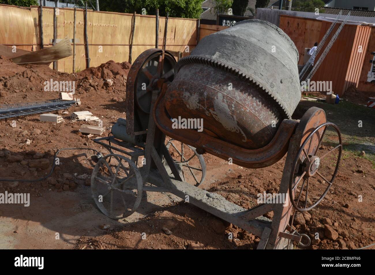 Concrete mixer, in civil construction in Brazil, very old electrical