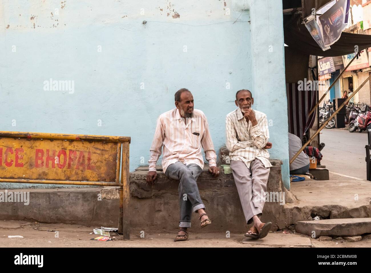 Two old men sitting on bench hi-res stock photography and images - Alamy