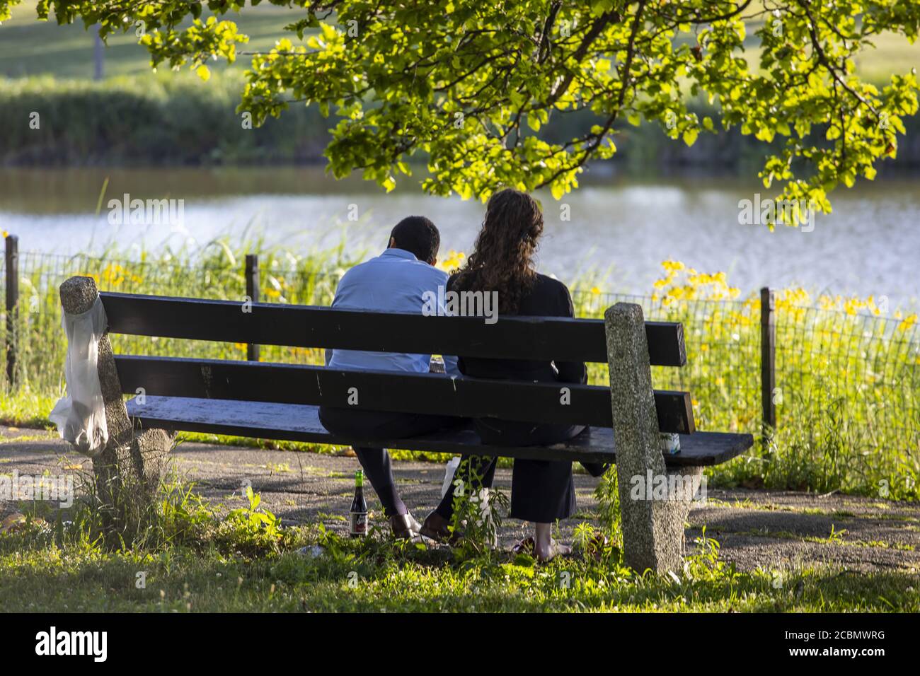 a couple silhouette sitting romantically on a park bench Stock Photo ...