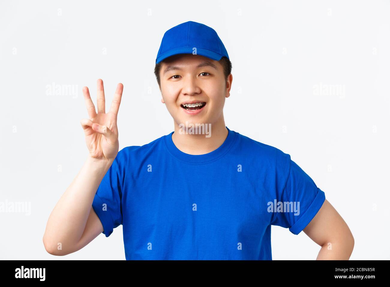 Online shopping, fast shipping, employees and home delivery concept. Confident smiling asian