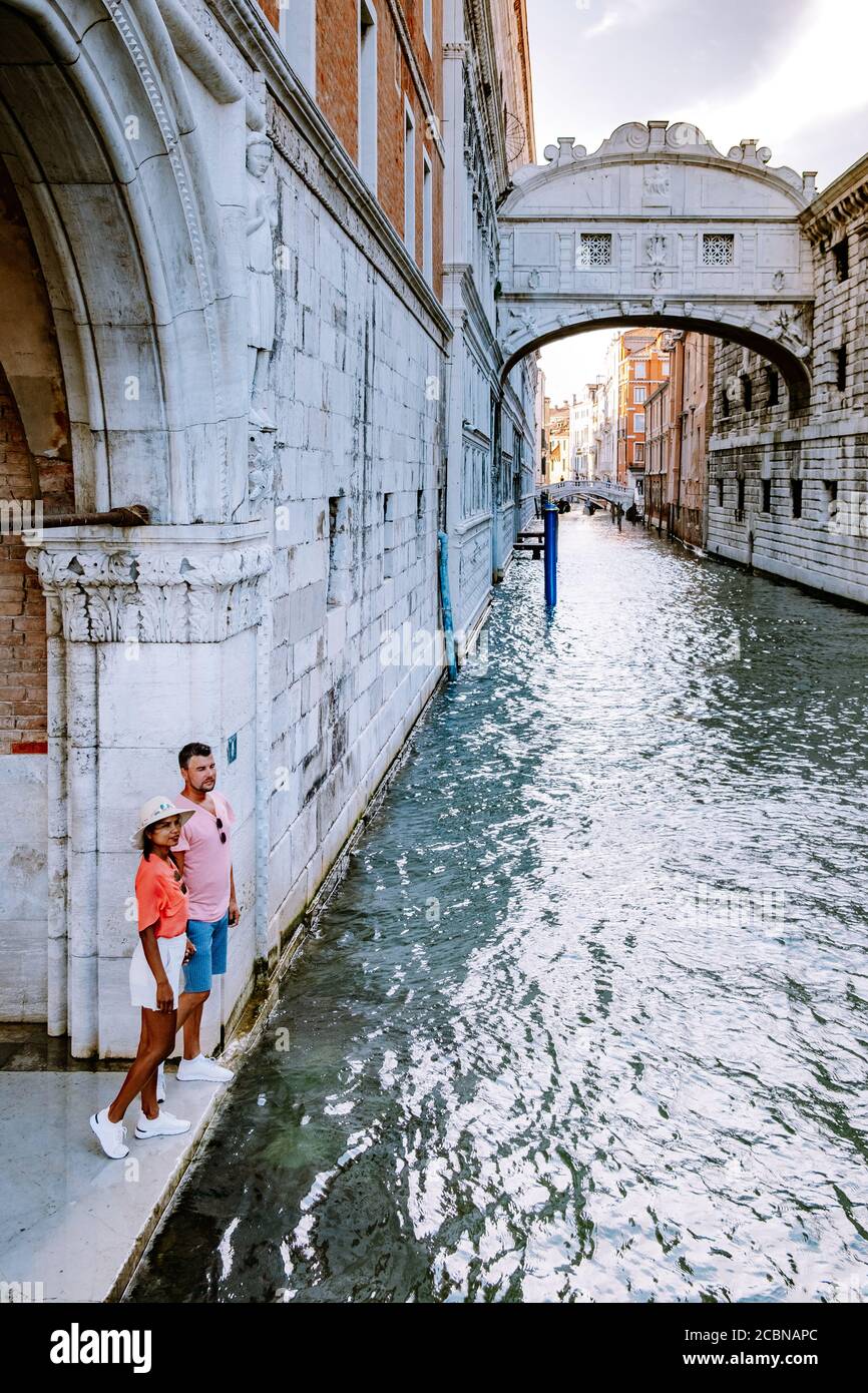 Venice couple kissing on bridge hi-res stock photography and images - Alamy