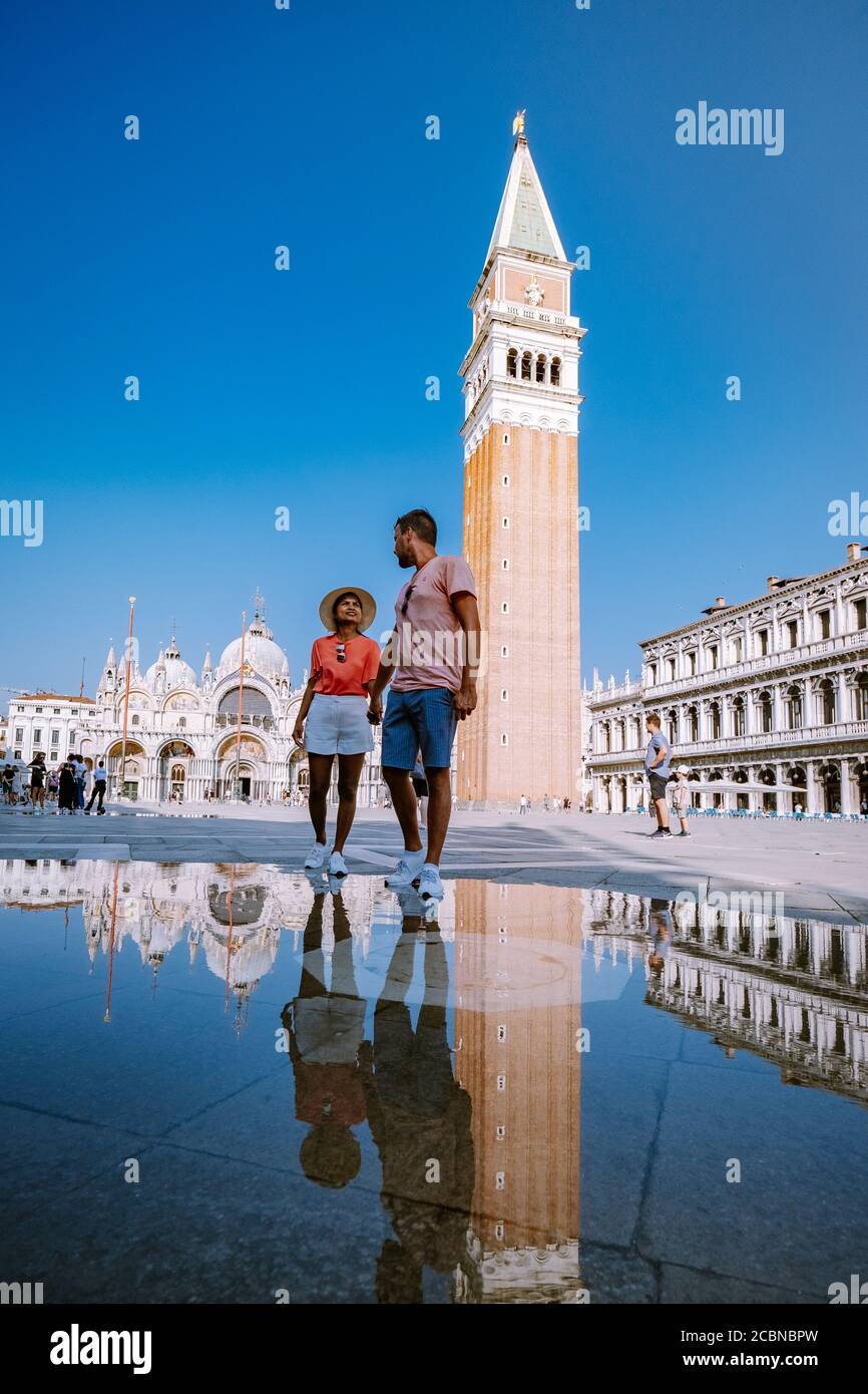 Venice couple kissing on bridge hi-res stock photography and images - Alamy
