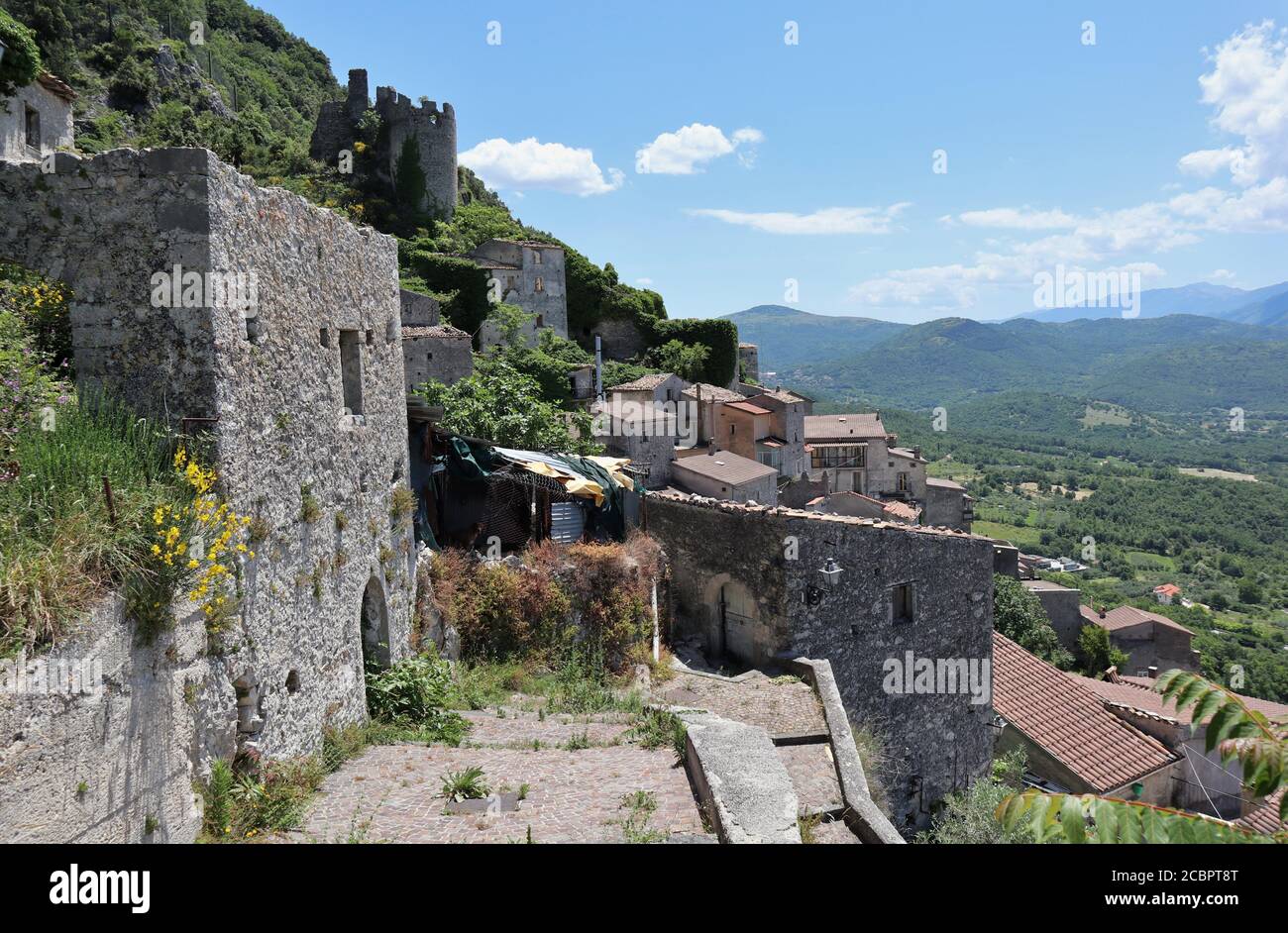 Pesche - Panorama del borgo dal sentiero Stock Photo