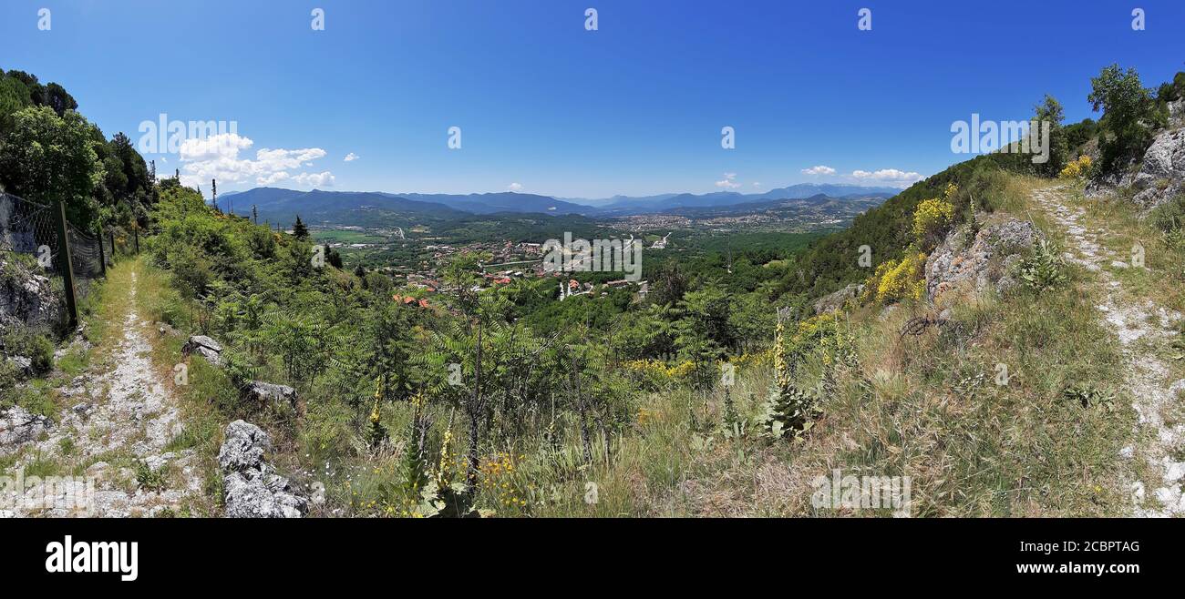Pesche - Panoramica dal sentiero Stock Photo