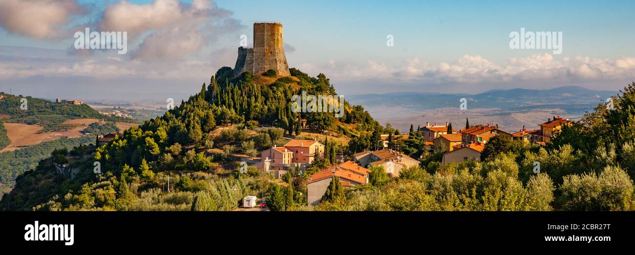 TUSCANY, ITALY. the castle of Castiglione d'Orica dominates the valley of Orica Stock Photo
