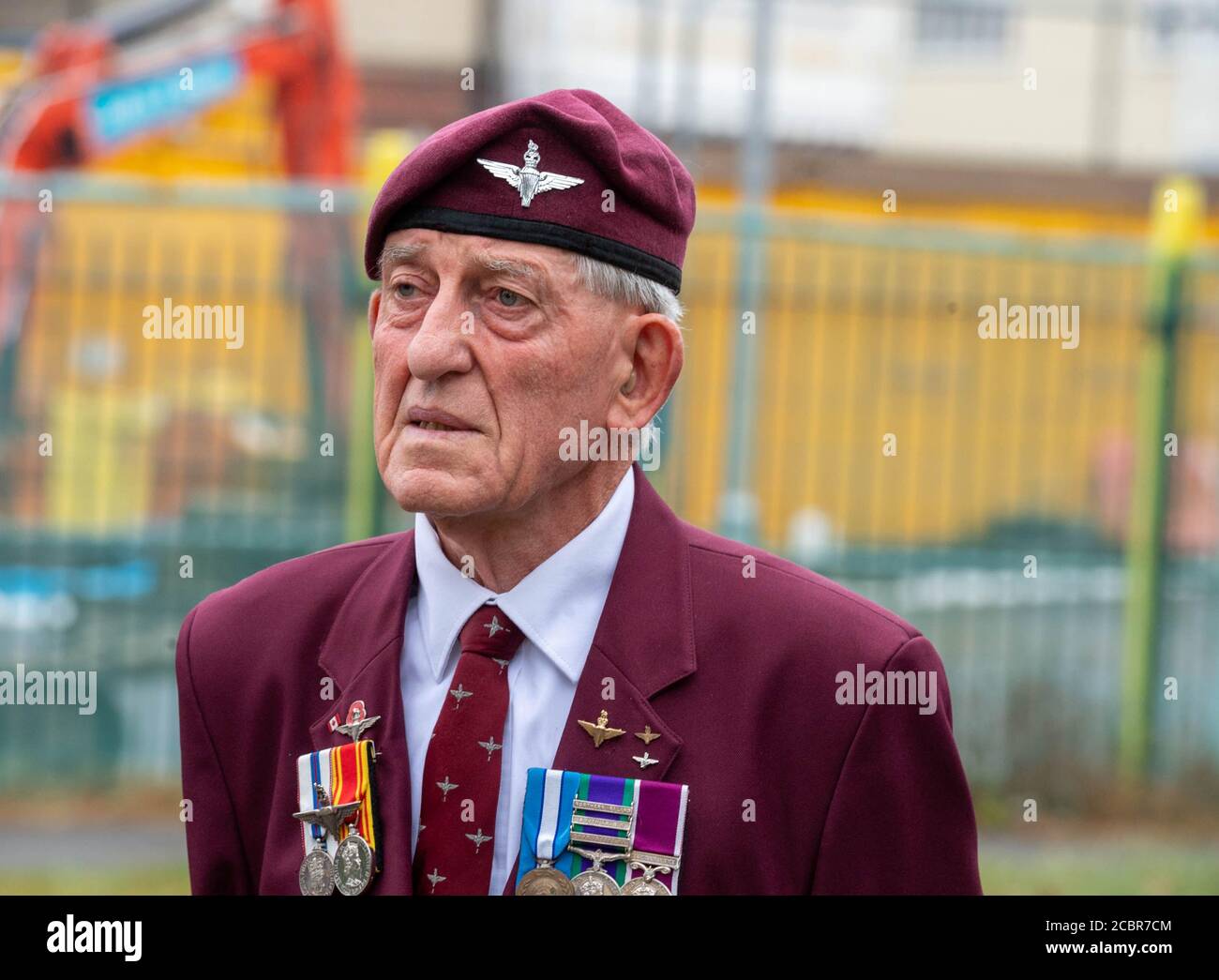 Brentwood Essex 15th August 2020 A solitary Parachute Regiment veteran, Mr. John Pinkerton, carried out a solo act of rememberance at 11am on VJ Day at the War memorial, Brentwood Essex. Credit: Ian Davidson/Alamy Live News Stock Photo