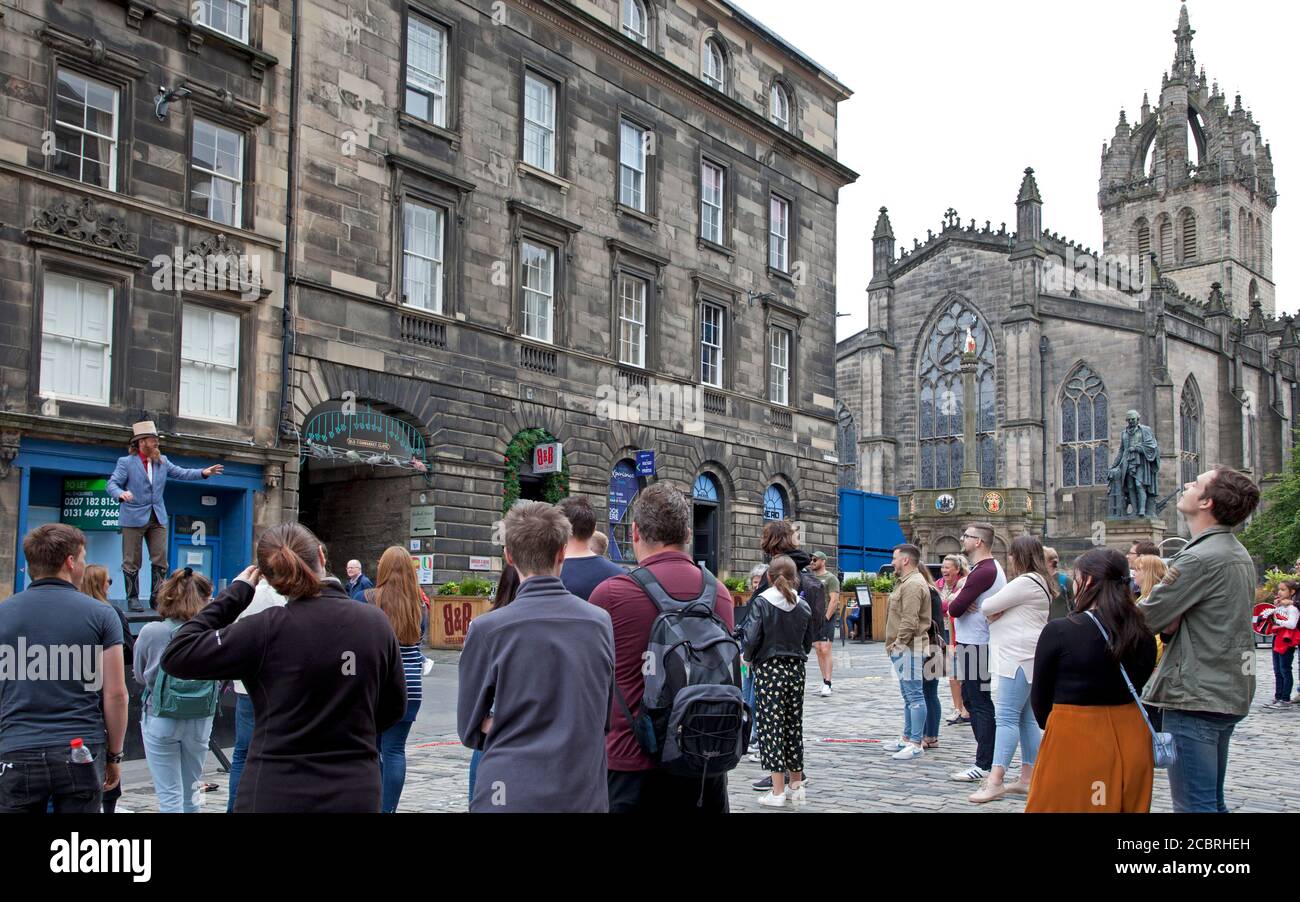 Edinburgh city centre, Scotland, UK. 15 August 2020. People in the city centre Royal Mile. The city's pavements appeared busier than they have been for the last five months during the Coronavirus pandemic. .May result in a bonus for the retail trade.  plus audience for Street Performer on Royal Mile. Stock Photo