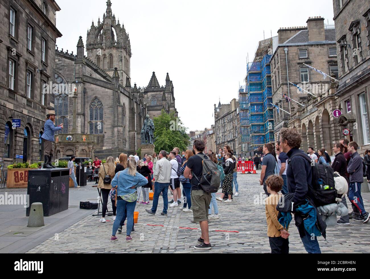 Edinburgh city centre, Scotland, UK. 15 August 2020. People in the city centre Royal Mile. The city's pavements appeared busier than they have been for the last five months during the Coronavirus pandemic. .May result in a bonus for the retail trade.  plus audience for Street Performer on Royal Mile. Stock Photo