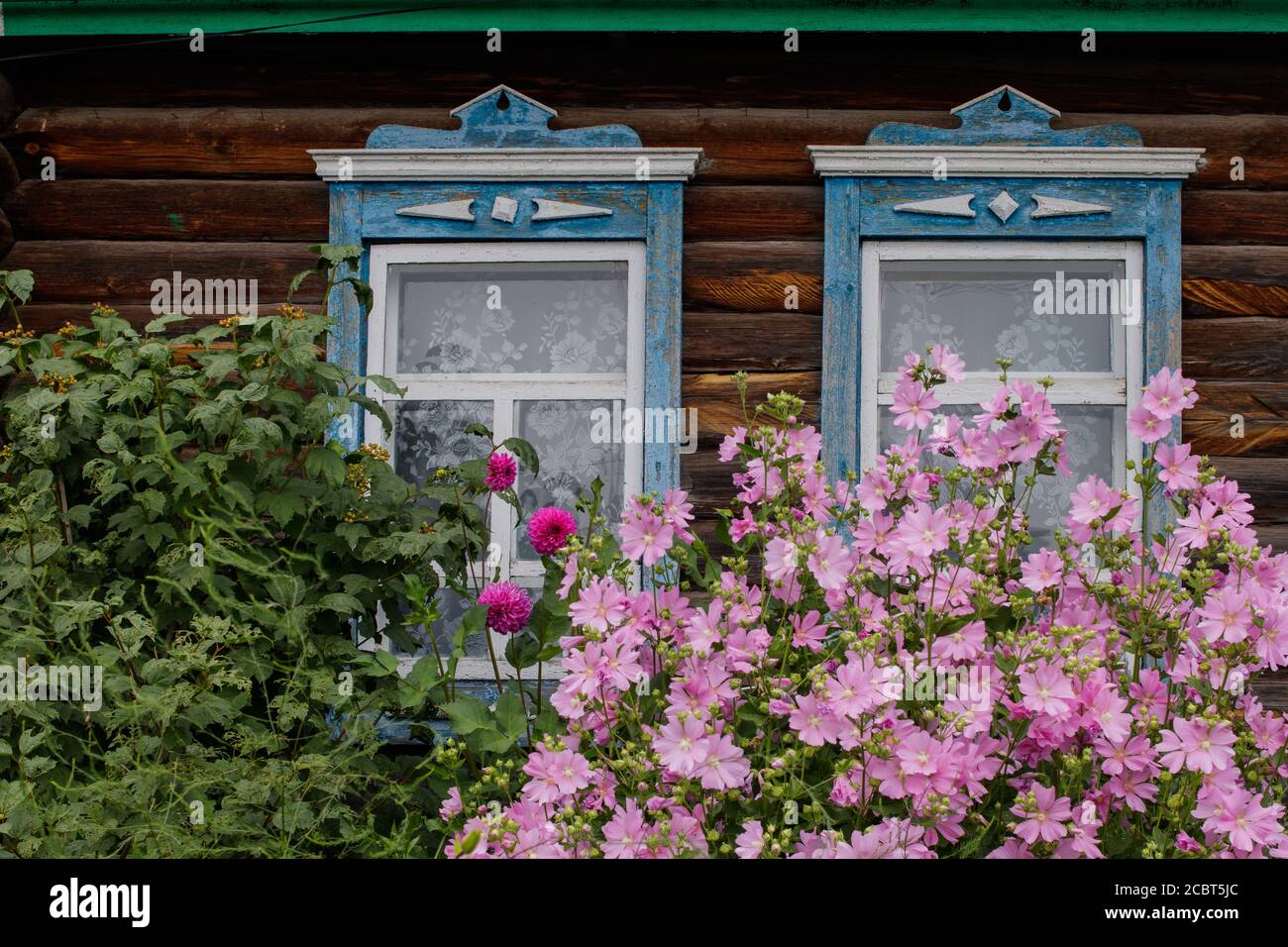 White house blue trim hi-res stock photography and images - Alamy