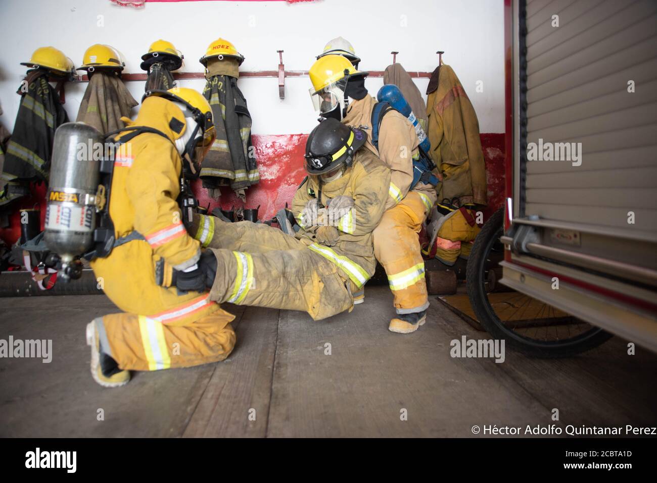 Coatepec, Veracruz, México. 15th Aug, 2020. A group of volunteer fireginghters are making his training exercises for rescue and to remove posible injures persons. This gropu of volnteers work in moore tnah 10 communities and they are the responsables to do the rescue and movilizations of COVID-19 patients. Credit: Hector Adolfo Quintanar Perez/ZUMA Wire/Alamy Live News Stock Photo