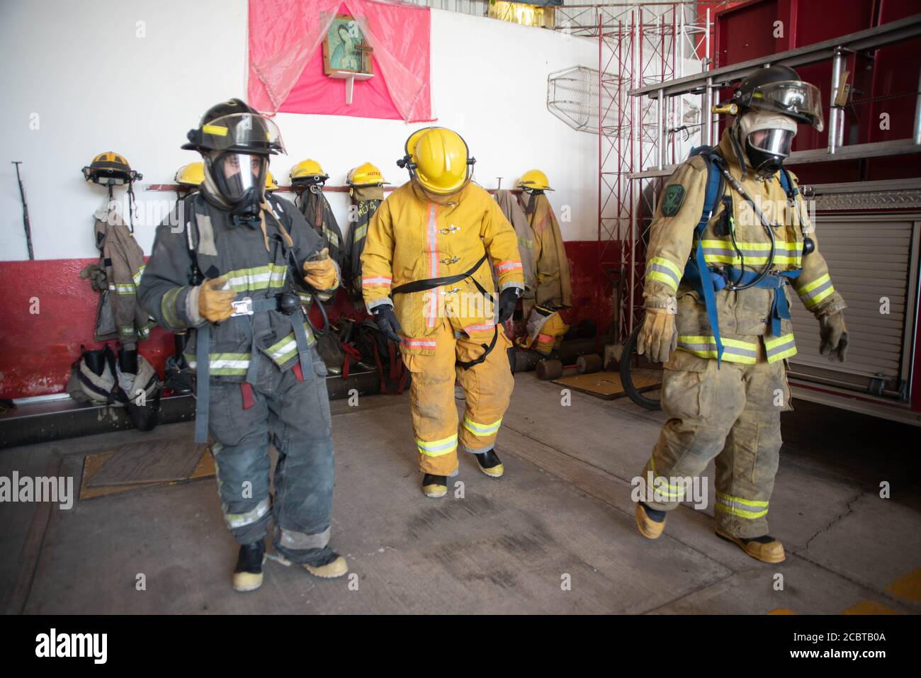 Coatepec, Veracruz, México. 15th Aug, 2020. A group of volunteer fireginghters are making his training exercises for rescue and to remove posible injures persons. This gropu of volnteers work in moore tnah 10 communities and they are the responsables to do the rescue and movilizations of COVID-19 patients. Credit: Hector Adolfo Quintanar Perez/ZUMA Wire/Alamy Live News Stock Photo