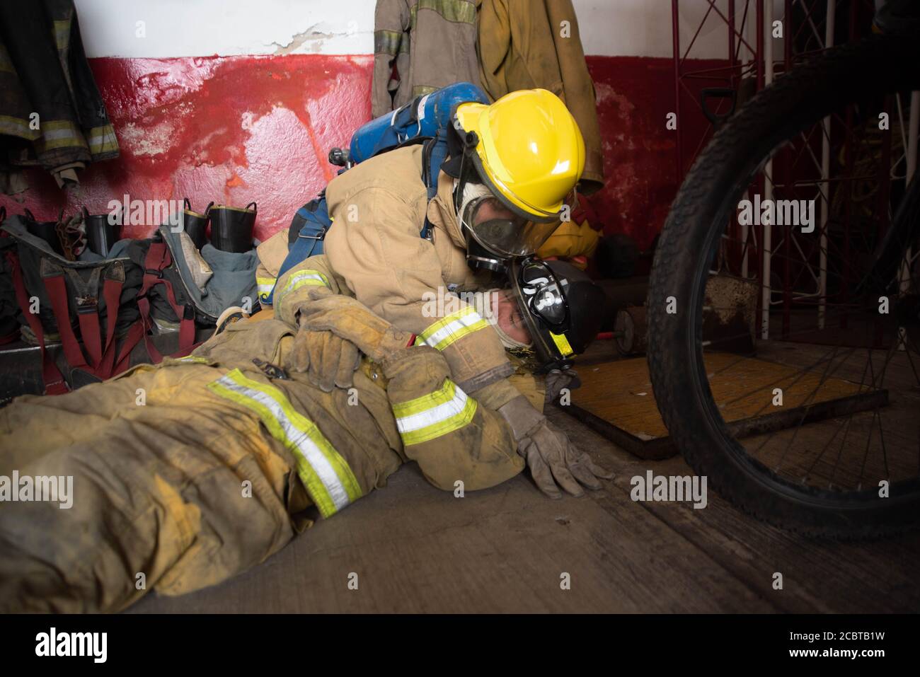 Coatepec, Veracruz, México. 15th Aug, 2020. A group of volunteer fireginghters are making his training exercises for rescue and to remove posible injures persons. This gropu of volnteers work in moore tnah 10 communities and they are the responsables to do the rescue and movilizations of COVID-19 patients. Credit: Hector Adolfo Quintanar Perez/ZUMA Wire/Alamy Live News Stock Photo