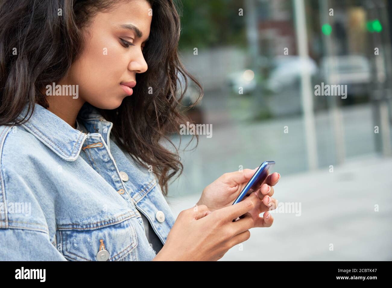 Black female teen cell phone hi-res stock photography and images - Alamy