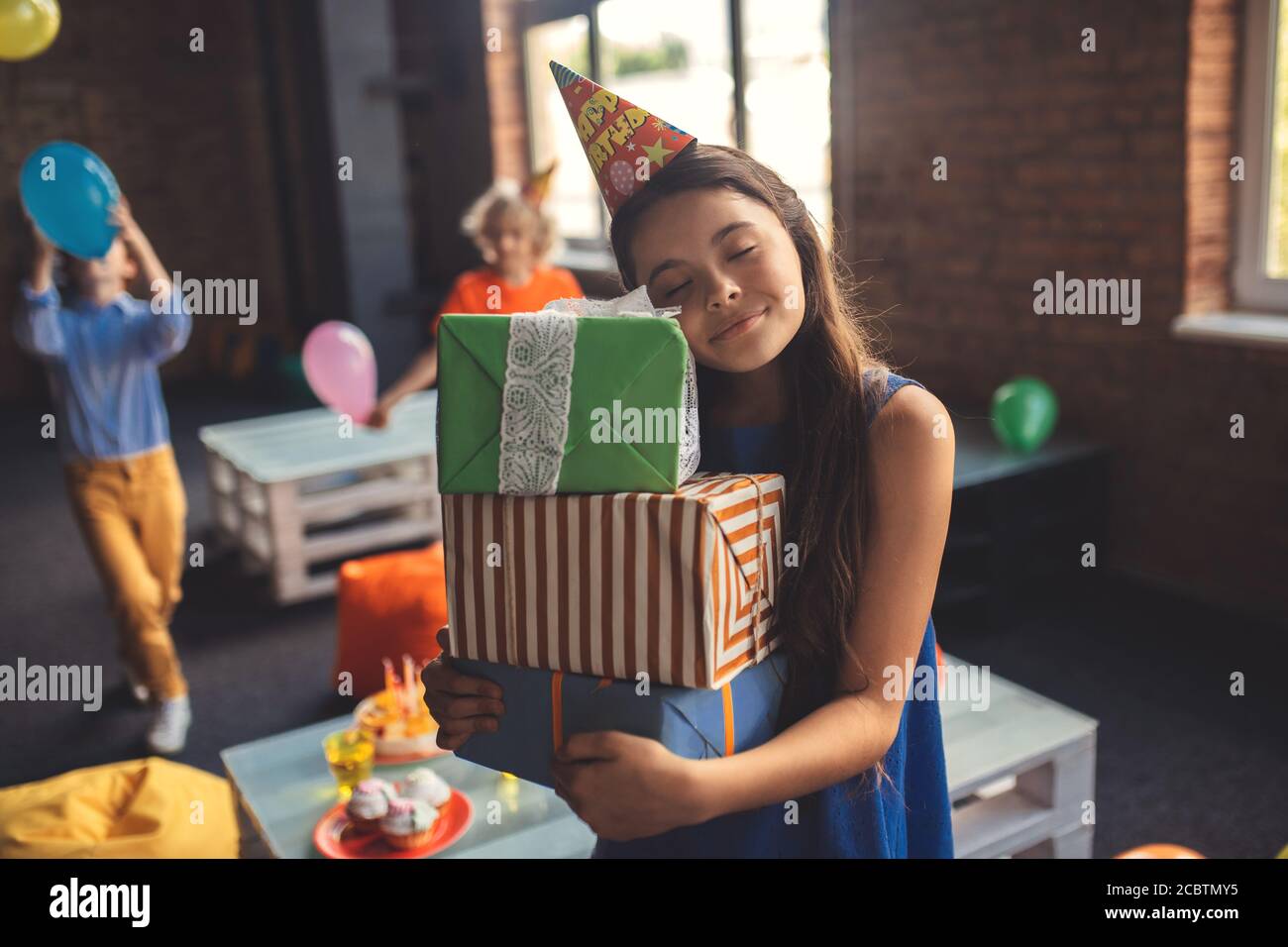 Girl friends holding balloons hi-res stock photography and images - Alamy