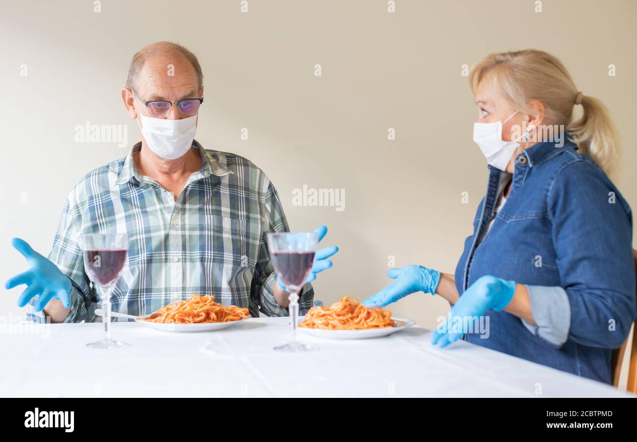 Couple wearing flu masks hi-res stock photography and images - Alamy