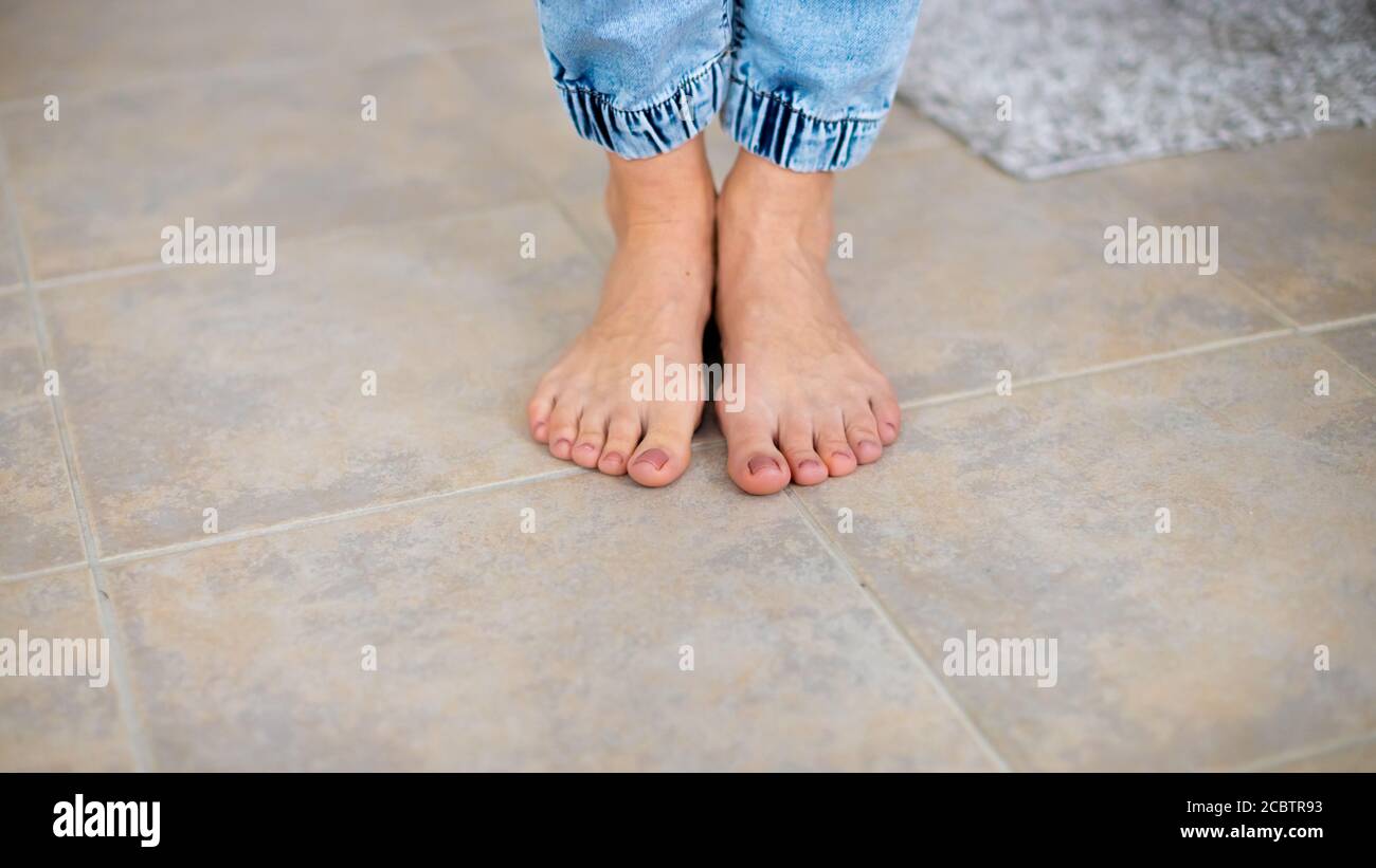 Barefoot mujer sentada en la parte delantera stoop Fotografía de stock -  Alamy