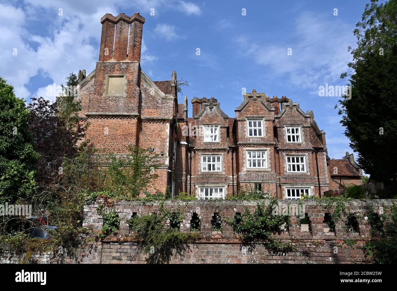 Manor house chimneys hires stock photography and images Alamy