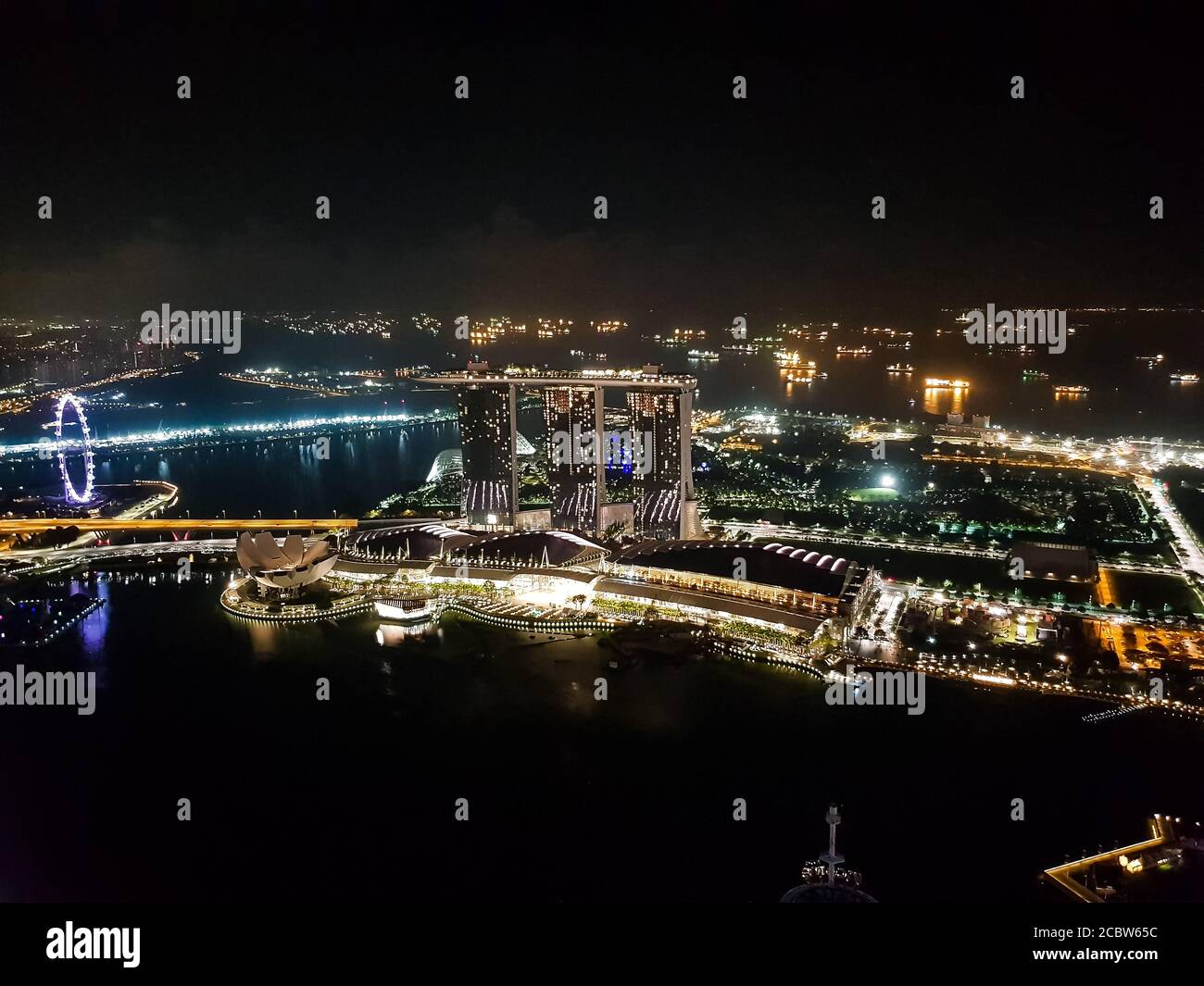 Singapore skyline from marina bay at night hi-res stock photography and ...