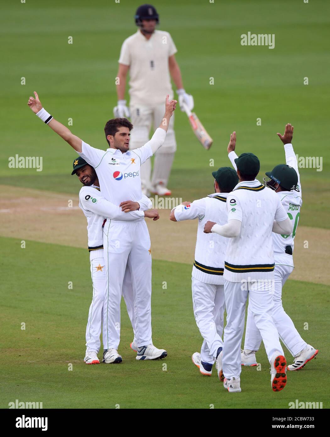 Pakistan's Shaheen Afridi celebrates with his team-mates after taking the wicket of England's Rory Burns during day four of the Second Test match at the Ageas Bowl, Southampton. Stock Photo