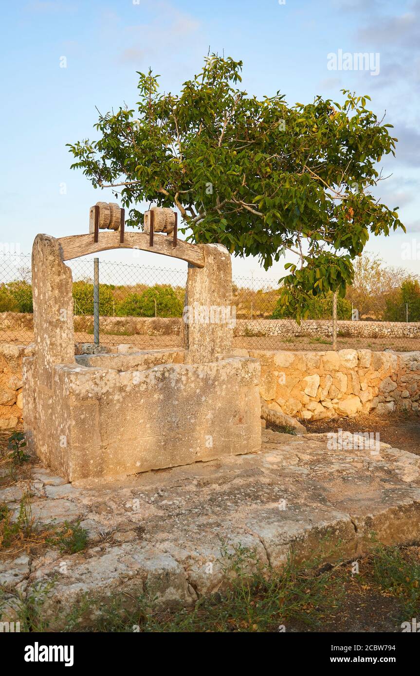Pou del Rei historical water well in the countryside near s’Alquería Blanca, in southern Mallorca (Santanyí, Majorca, Balearic Islands, Spain) Stock Photo