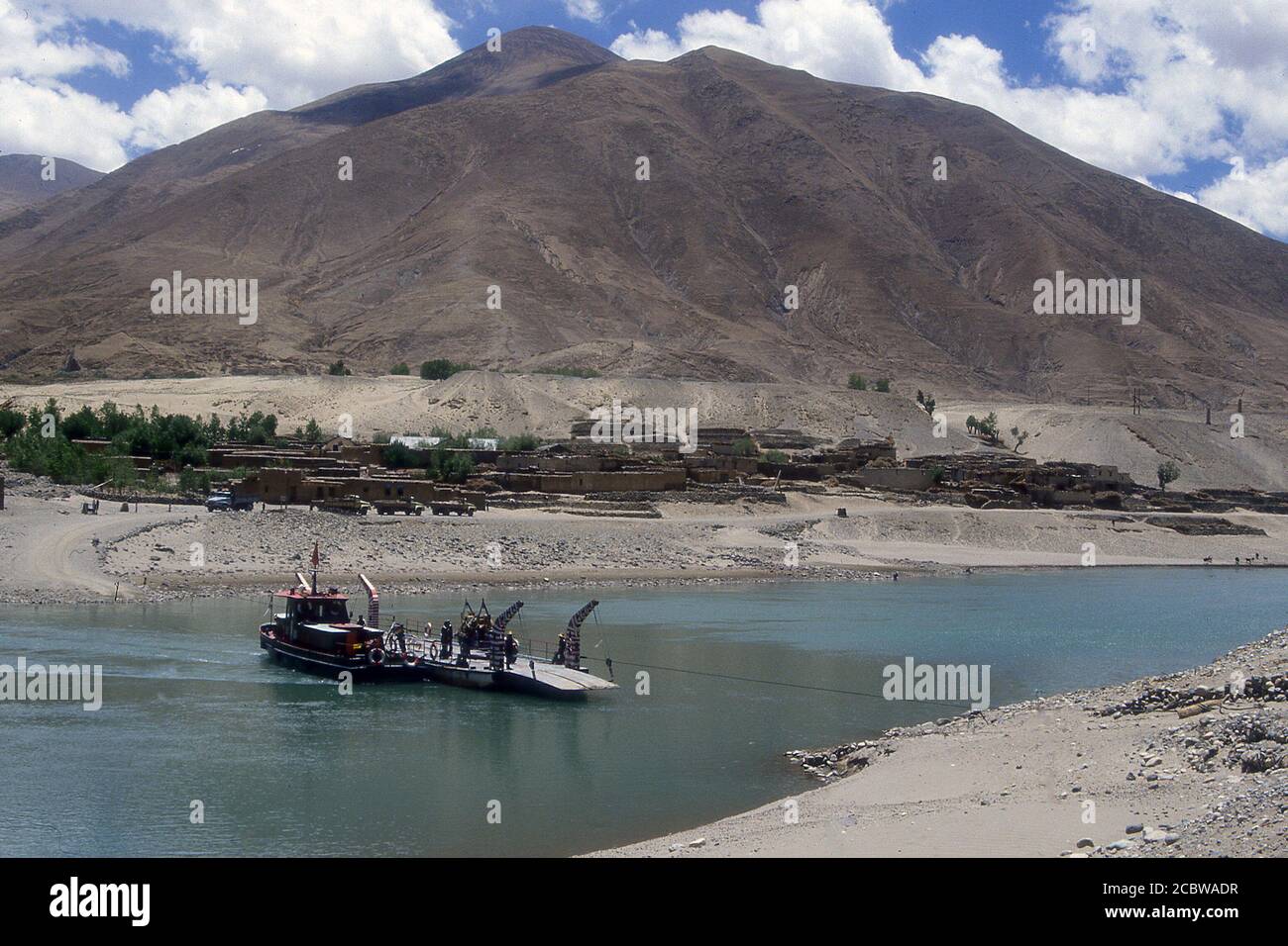 TIBET - FERRY CROSSING THE YARLUNG TSAMPO RIVER AT DATSUKHAR. Stock Photo