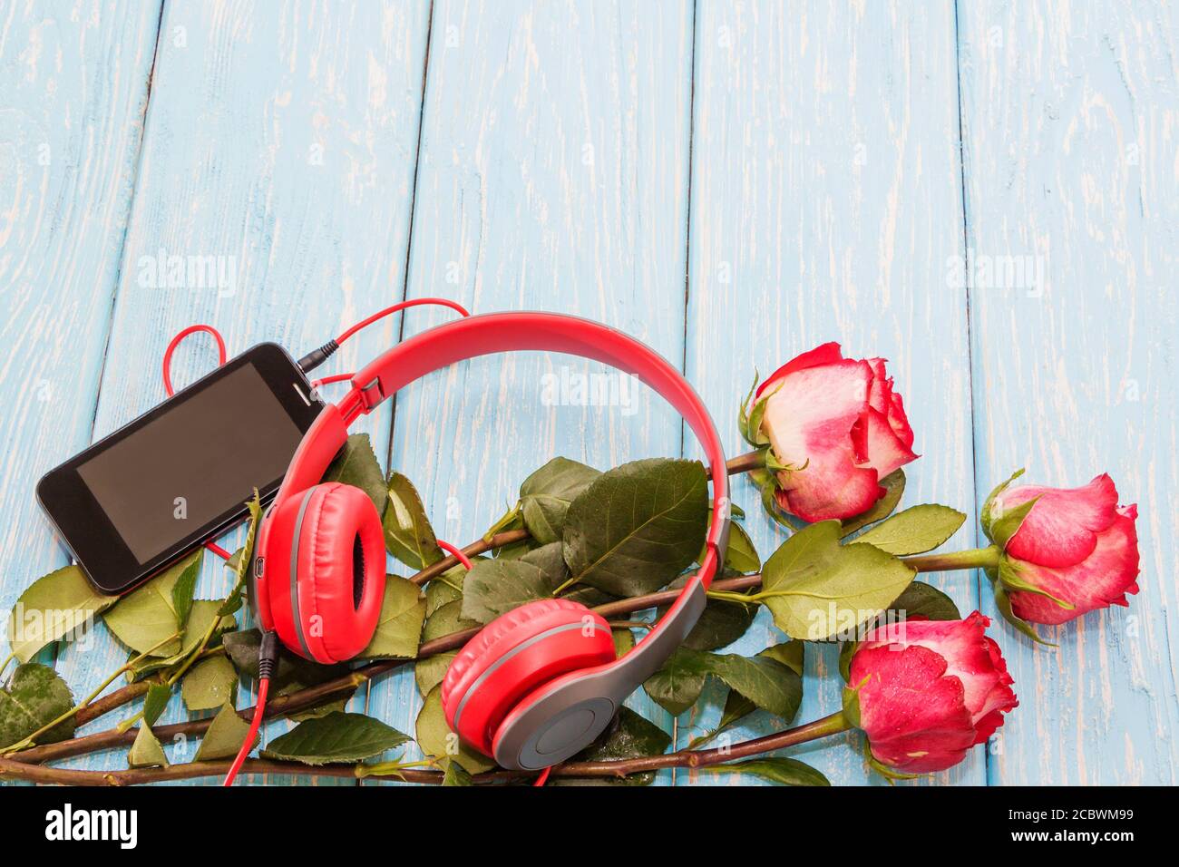 Romantic background with red roses on wood table Stock Photo - Alamy