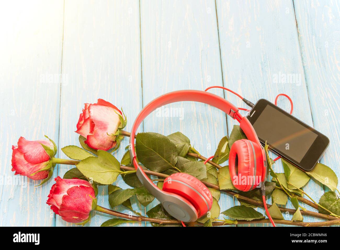 Romantic background with red roses on wood table Stock Photo - Alamy