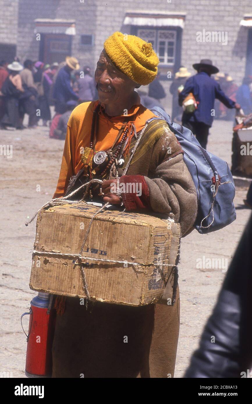 TIBET - TRADER IN BARKHOR, LHASA. Stock Photo