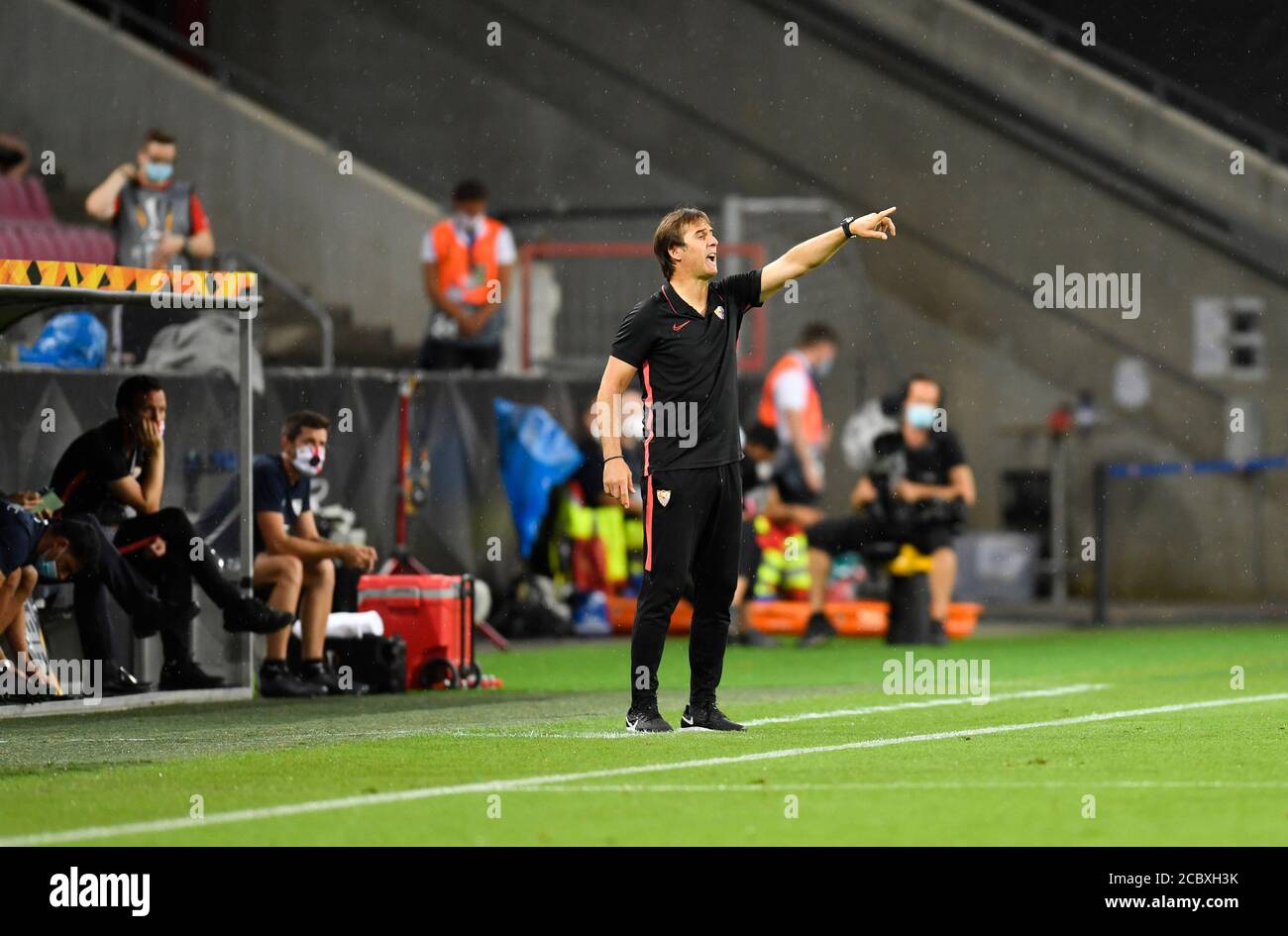 Cologne, Germany. 16th Aug, 2020. Football: Europa League, Final-Eight, semi-finals, FC Sevilla - Manchester United at the Cologne stadium. Coach Julen Lopetegui of Sevilla gesticulating. Credit: Marius Becker/dpa/Alamy Live News Stock Photo