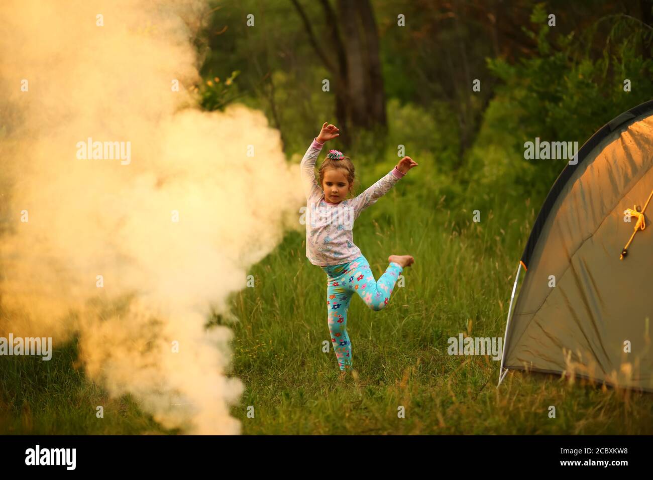 Little girl dancing barefoot hires stock photography and images Alamy