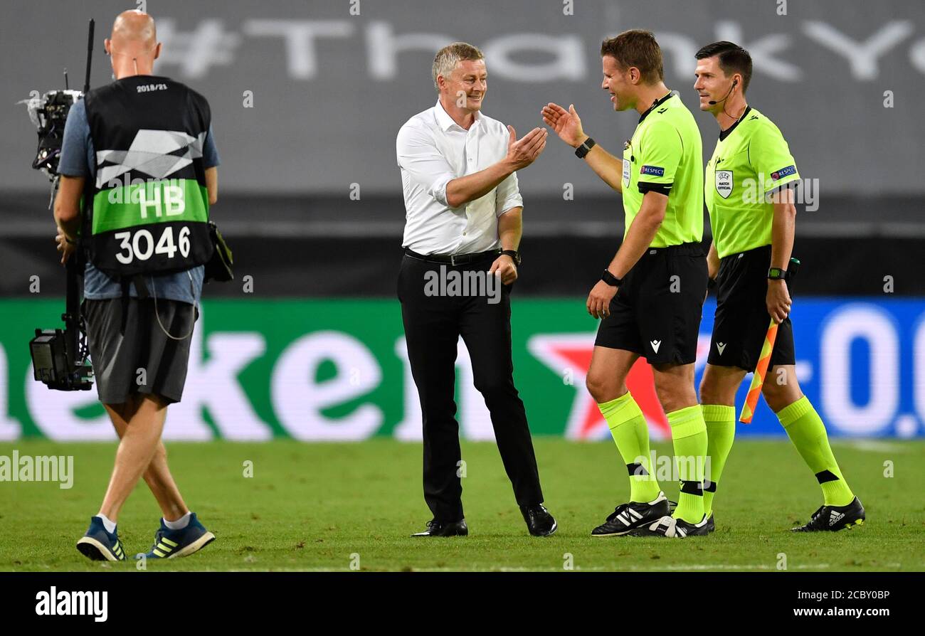 Cologne, Germany. 16th Aug, 2020. Football: Europa League, Final-Eight, semi-finals, FC Sevilla - Manchester United at the Cologne stadium. Manchester coach Ole Gunnar Solskjær (2nd from left) shakes hands with referee Felix Brych (2nd from right). R Linesman Stefan Lupp. Credit: Marius Becker/dpa/Alamy Live News Stock Photo
