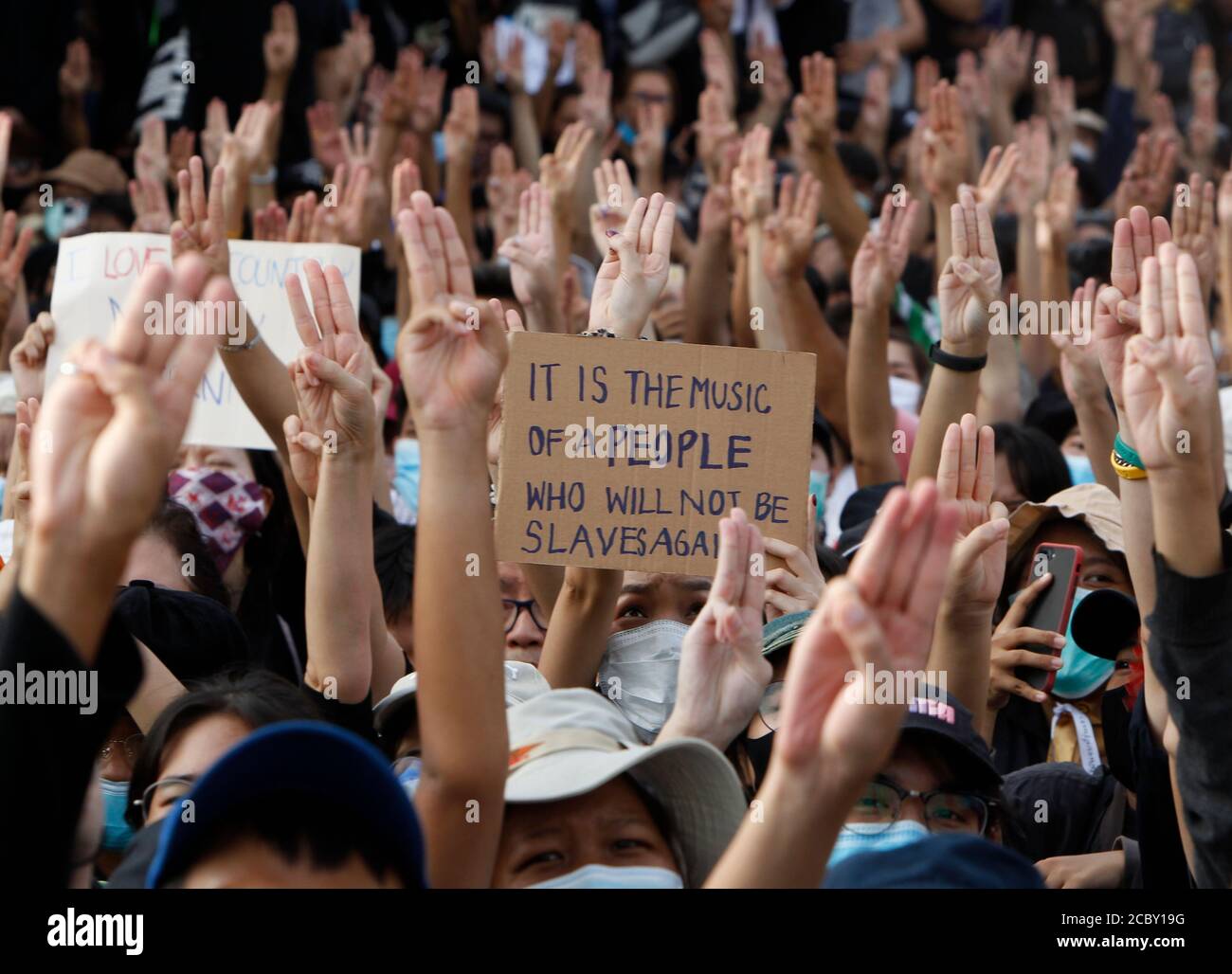 protesters-flash-a-three-finger-salute-during-the-demonstration-at-the-democracy-monumentprotesters-took-to-the-streets-demanding-thai-govts-resignation-and-the-dissolution-of-parliament-defying-a-coronavirus-ban-on-big-gatherings-2CBY19G.jpg