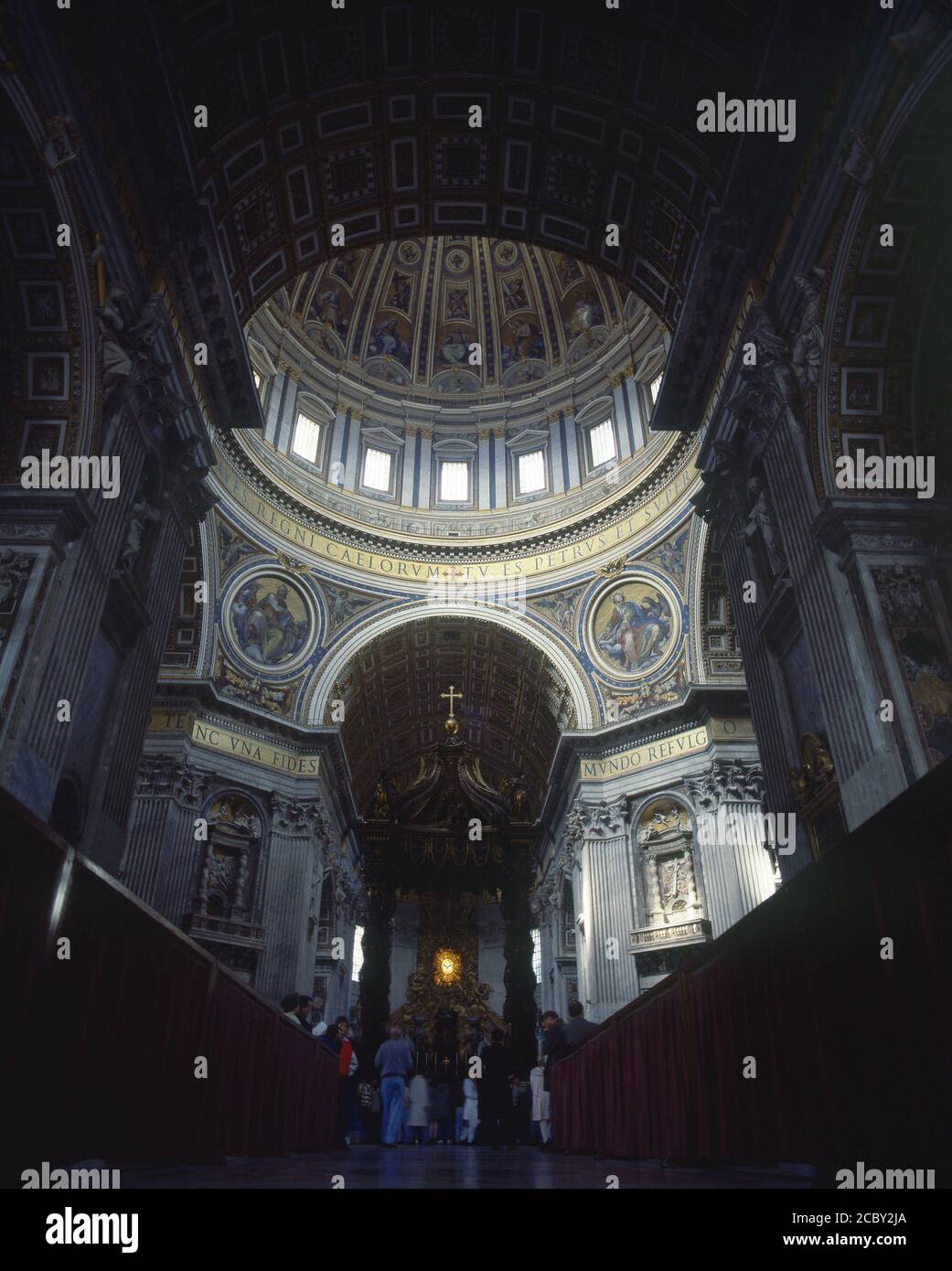 CUPULA (TERMINADA EN 1590 POR DOMENICO FONTANA Y GIACOMO DE LA PORTA) Y  BALDAQUINO DE BERNINI. Author: MIGUEL ANGEL BUONARROTI. Location: BASILICA  DE SAN PEDRO-INTERIOR. VATICANO Stock Photo - Alamy