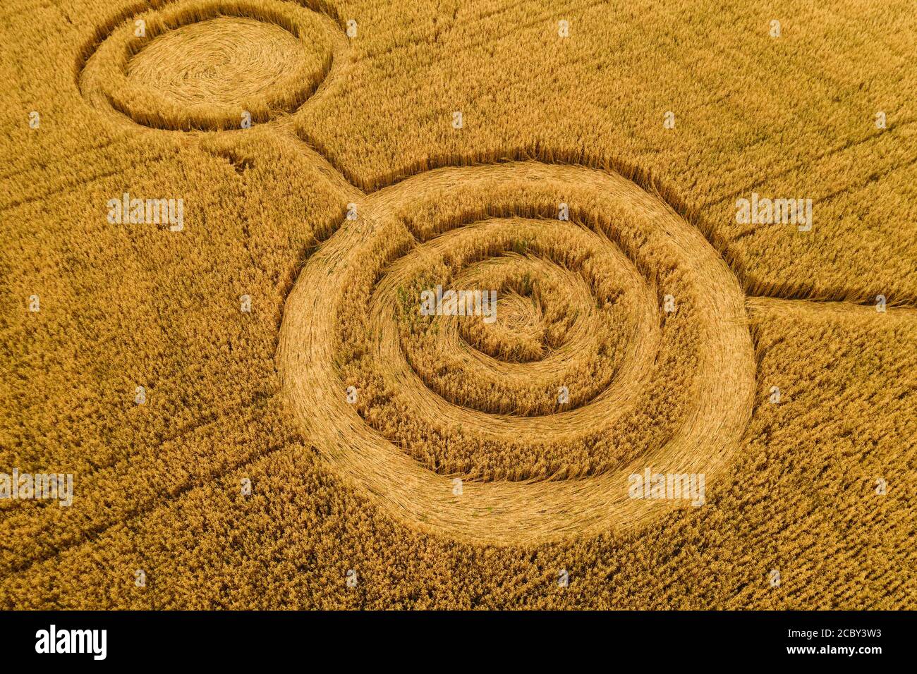 Crop circles alien hi-res stock photography and images - Page 2 - Alamy, image size:1300x956