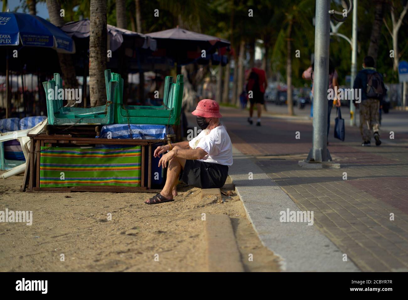 Elderly people wearing masks hi-res stock photography and images - Alamy