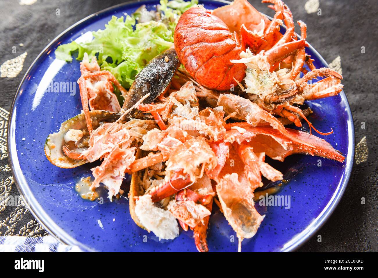 food waste plate with shellfish / Plate after eating seafood lobster  shellfish shrimp , dirty dishes Stock Photo - Alamy