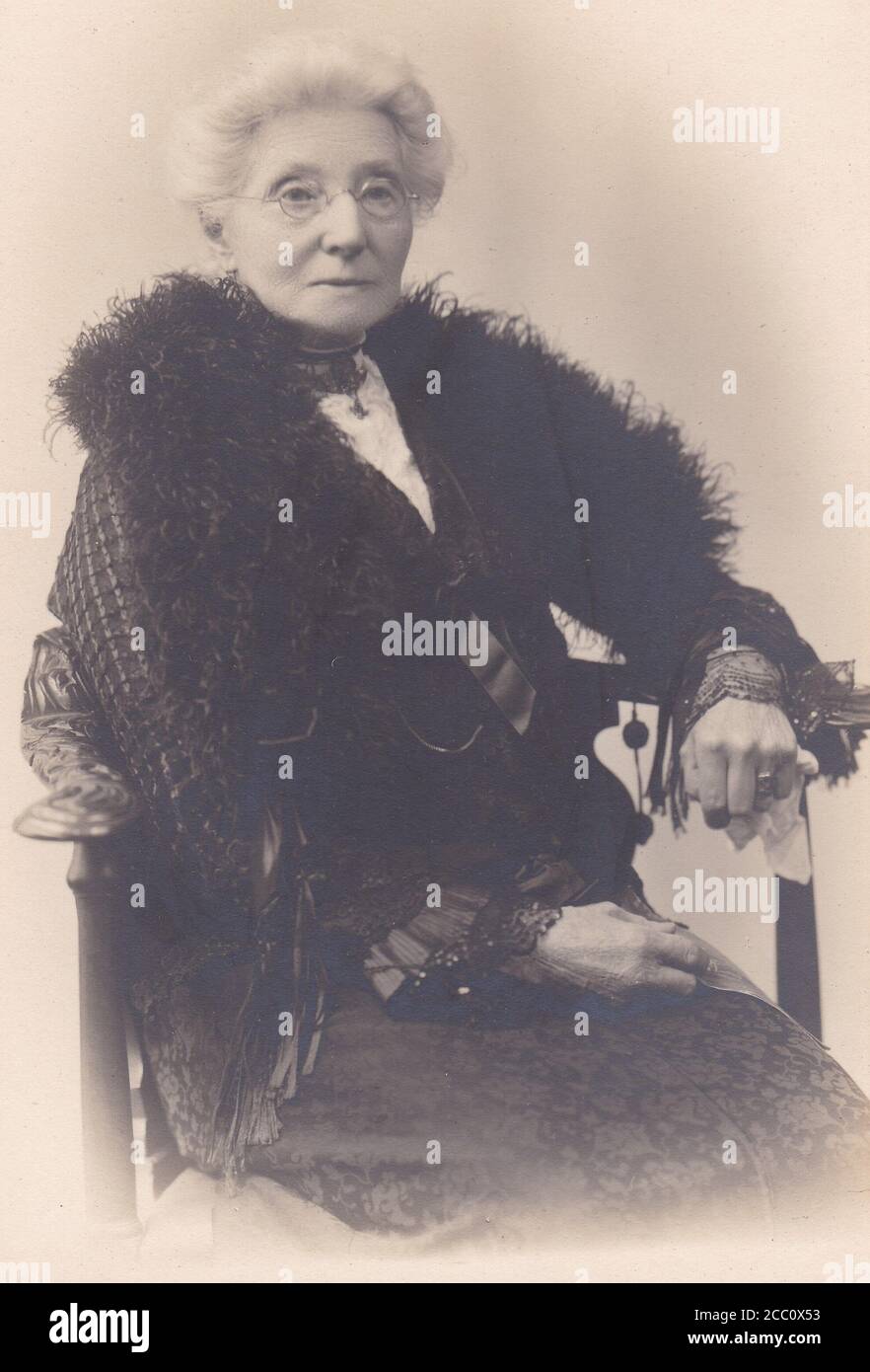 Vintage black and white photo of an elegant lady 1900s Stock Photo