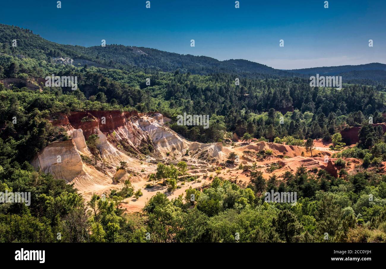 Rustrel Colorado Colorado provencal in rustrel hi-res stock photography and images - Alamy